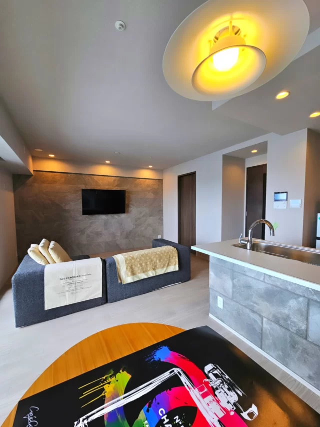 ↑タワーマンション様↑

タワマン最上階リノベーション完成です🤗

TV、キッチンの腰壁にエコカラットと壁掛けアーム、ピクチャーレール、照明器具増設ありがとうございました👷⛏️　　

遠方からのお客様からのご依頼も、こちらから県外に施工も、臨機応変に対応できます🤗
　
信頼に強くリピーター様が多いBtoBに強い会社！

全国対応可能！遠方でもご相談下さい。

お客様のご要望にあわせて工事内容、予算、時期、対応させていただきます！

事務所、ビル、ホテル、旅館、住宅リフォームは当然の事、店舗、居酒屋、美容院どんなスタイルも設計施工対応可能です。

新築、リフォーム、リノベーション、店舗、倉庫、工場、ガレージ、ホテル、マンション、アパート、オフィス、コンテナ、牛舎、農業施設、社寺建築、解体、外構、バリアフリー介護、耐震診断など大きなことから網戸一枚の張り替えまで、どこに相談していいかわからないような特殊な仕事や、ジャンルを問わず建築工事全般、エリア問わず設計監理のみや工事のみなどでも、お客様のスタイルに合わせて提案させていただきます。

鉄骨、木造、コンクリート造等全て可能です。

ご相談はお気軽にDMください。
スピーディーに対応させていただきます。

株式会社　LIMITLESS 
◆本社　静岡県静岡市駿河区大和1丁目2-26
　　　　リエス大和1B

◆支社　東京都江東区有明3-7-26
　　　  有明フロンティアビルB棟9F

◆支社　愛知県名古屋市中区栄3-2-3
　　　  名古屋日興證券ビル4F

◆支社　大阪府大阪市西江戸堀2-1-1
　　　　江戸堀センタービル9F

◆一般建設業(般-29)第39119号

◆二級建築士事務所(1)第8382号

#株式会社リミットレス
#株式会社limitless
#マンション
#エコカラット
#ピクチャーレール