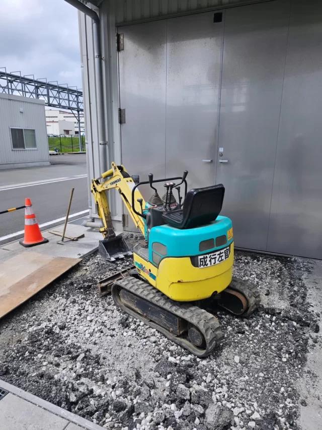 ↑フォークリフトスロープ工事↑

株式会社T様、工場入口の段差にてフォークリフトのツメが当たってしまうのを解消したいとのご相談👷🚧

満足していただけて何よりです🤗

今回は3度目のご依頼！いつもありがとうございます！
　
信頼に強くリピーター様が多いBtoBに強い会社！

全国対応可能！遠方でもご相談下さい。

お客様のご要望にあわせて工事内容、予算、時期、対応させていただきます！

事務所、ビル、ホテル、旅館、住宅リフォームは当然の事、店舗、居酒屋、美容院どんなスタイルも設計施工対応可能です。

新築、リフォーム、リノベーション、店舗、倉庫、工場、ガレージ、ホテル、マンション、アパート、オフィス、コンテナ、牛舎、農業施設、社寺建築、解体、外構、バリアフリー介護、耐震診断など大きなことから網戸一枚の張り替えまで、どこに相談していいかわからないような特殊な仕事や、ジャンルを問わず建築工事全般、エリア問わず設計監理のみや工事のみなどでも、お客様のスタイルに合わせて提案させていただきます。

鉄骨、木造、コンクリート造等全て可能です。

ご相談はお気軽にDMください。
スピーディーに対応させていただきます。

株式会社　LIMITLESS 
◆本社　静岡県静岡市駿河区大和1丁目2-26
　　　　リエス大和1B

◆支社　東京都江東区有明3-7-26
　　　  有明フロンティアビルB棟9F

◆支社　愛知県名古屋市中区栄3-2-3
　　　  名古屋日興證券ビル4F

◆支社　大阪府大阪市西江戸堀2-1-1
　　　　江戸堀センタービル9F

◆一般建設業(般-29)第39119号

◆二級建築士事務所(1)第8382号

#株式会社リミットレス
#株式会社limitless
#スロープ
#工場
#フォークリフト