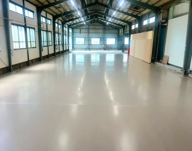 ↑お茶工場&事務所改装工事↑

株式会社C様、巨大お茶工場整備工事ありがとうございました👷🚧

床、照明、雨漏り、事務所、掲示板、トイレなどなど仕上げさせていただきました🤗

このようなご依頼もお気軽に🤗

県外や遠方も対応可能！！何でもご相談下さい☺️

BtoBに強い会社！SPEED対応No.1！

お客様のご要望にあわせて工事内容、予算、時期、対応させていただきます！

事務所、ビル、ホテル、旅館、住宅リフォームは当然の事、店舗、居酒屋、美容院どんなスタイルも設計施工対応可能です。

新築、リフォーム、リノベーション、店舗、倉庫、工場、ガレージ、ホテル、マンション、アパート、オフィス、コンテナ、牛舎、農業施設、社寺建築、解体、外構、バリアフリー介護、耐震診断など大きなことから網戸一枚の張り替えまで、どこに相談していいかわからないような特殊な仕事や、ジャンルを問わず建築工事全般、エリア問わず設計監理のみや工事のみなどでも、お客様のスタイルに合わせて提案させていただきます。

鉄骨、木造、コンクリート造等全て可能です。

ご相談はお気軽にDMください。
スピーディーに対応させていただきます。

株式会社　LIMITLESS 
◆本社　愛知県名古屋市名東区上社1丁目1813-2
　　　　発明ビル5F

◆支社　静岡県静岡市駿河区大和1丁目2-26
　　　　リエス大和1F B

◆一般建設業(般-29)第39119号

◆二級建築士事務所(1)第8382号

#株式会社リミットレス
#株式会社limitless
#倉庫改装
#工場改修
#お茶工事